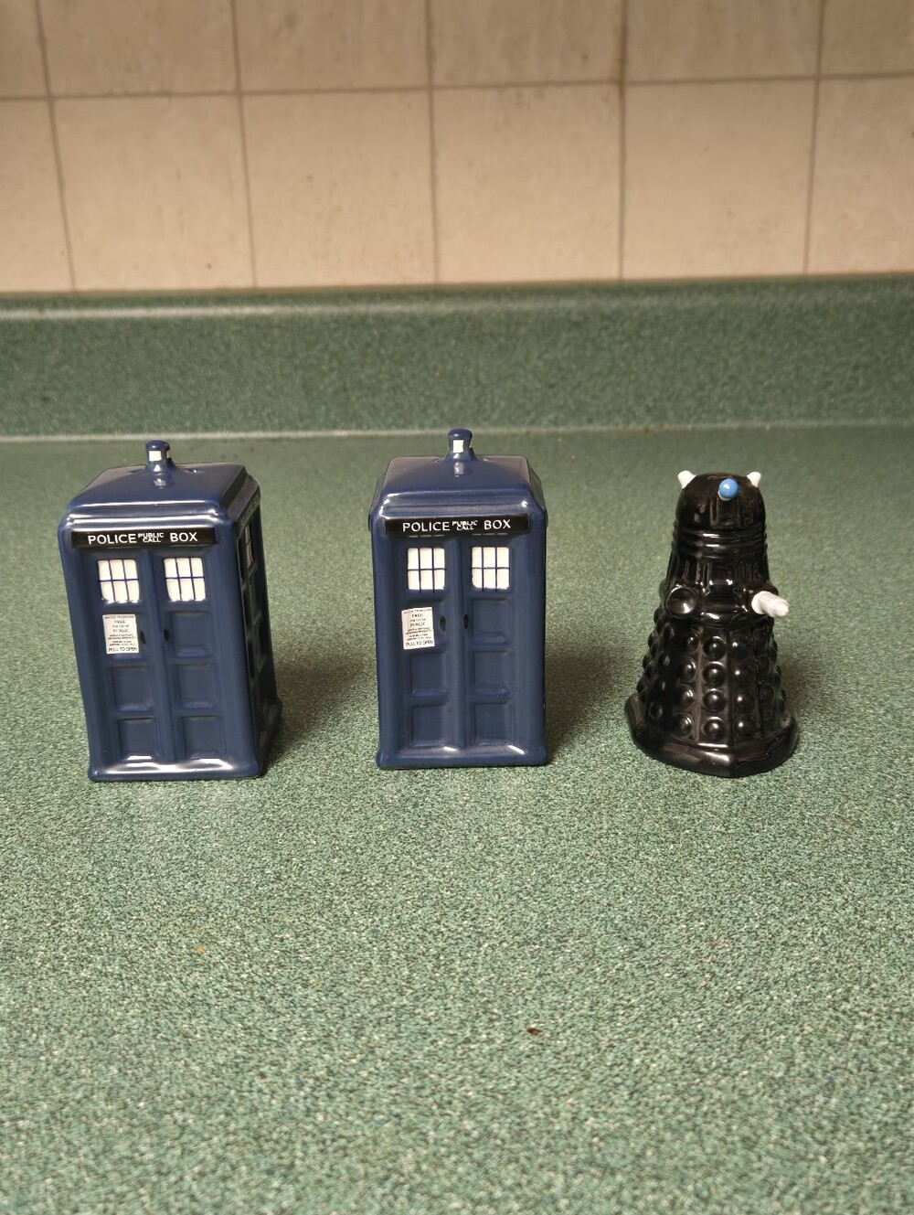 Doctor Who duel Tardis Vs Dalek Salt and Pepper Shaker set